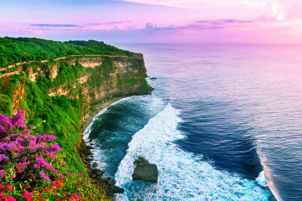 نمایی از صخره اولوواتو با آلاچیق و دریای آبی در بالی اندونزی