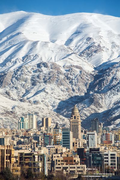 نمای زمستانی تهران با پس زمینه کوه های البرز پوشیده از برف