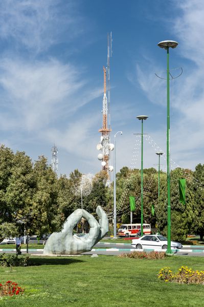 ایران اصفهان نزدیک پل خواجو - 9 اکتبر 2016 میدان خواجو با چمن سبز ماشین مجسمه و تیر مخابرات در پس زمینه