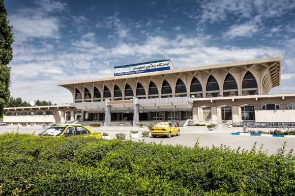 ایران اصفهان ایستگاه راه آهن - 19 مهر 1395 نمای روبروی ساختمان ایستگاه با تاکسی های زرد رنگ و ورودی اصلی