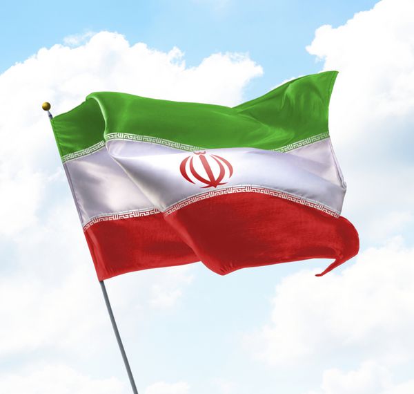 پرچم ایران برافراشته در آسمان