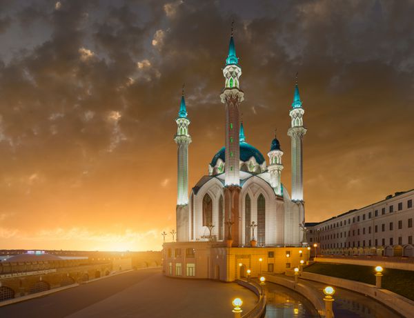 تصویر اختصاصی از مسجد کول شریف شهر کازان تاتارستان روسیه مسجد زیبا و شیک در نور غروب آفتاب مناره هایی که به آسمان نگاه می کنند این مسجد در داخل کرملین باستانی قرار دارد