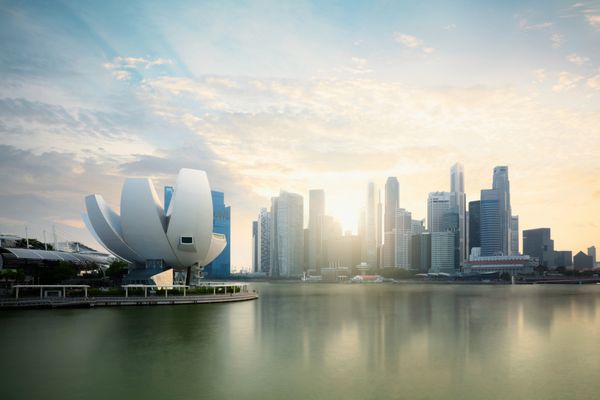 خط افق سنگاپور در مارینا در هنگام گرگ و میش منظره شهری سنگاپور سنگاپور