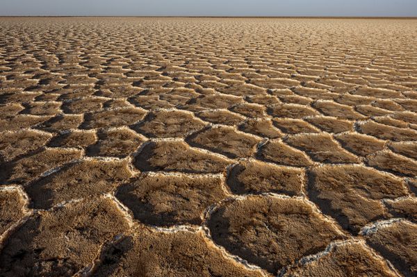 ایران نزدیک خور خور دریاچه نمک در وسط دریاچه نمک خشک شده با نقوش و افقی منحصر به فرد در پس زمینه