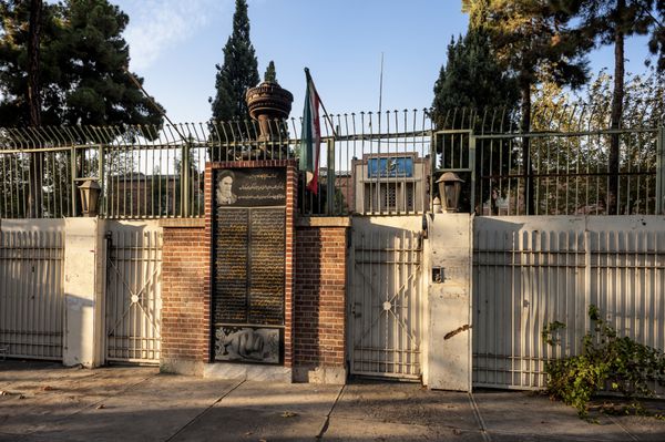 ایران تهران - 21 اکتبر 2016 ورودی اصلی سفارت سابق ایالات متحده آمریکا نمایندگی دیپلماتیک ایالات متحده از زمان بحران گروگان گیری در سال 1979 منحل شده است و این ساختمان توسط ایالات متحده استفاده نمی شود