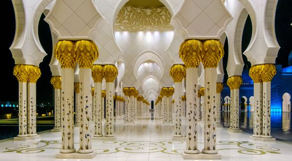ابوظبی امارات - 29 سپتامبر 2015 مسجد بزرگ شیخ زاید در ابوظبی مسجد شیخ زاید سومین مسجد بزرگ جهان است این یک شاهکار در تاریخ معماری اسلامی است
