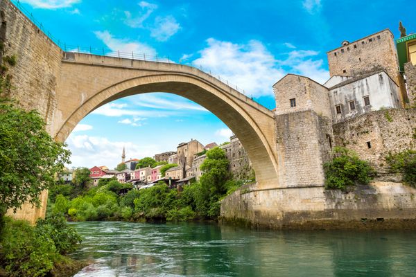 پل قدیمی در موستار در یک روز زیبای تابستانی بوسنی و هرزگوین