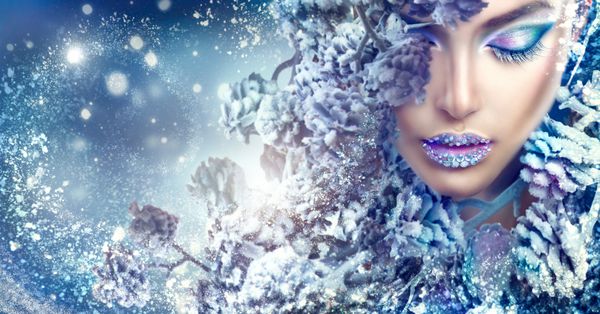 زن زیبایی زمستانی آرایش دخترانه کریسمس آرایش زن جوان زیبا از نمای نزدیک مژه و سایه چشم برفی زمستانی لب هایی با الماس