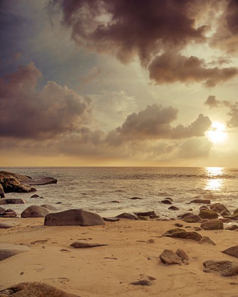 منظره دریایی Hdr زیبا در زمان غروب آفتاب جهت عمودی