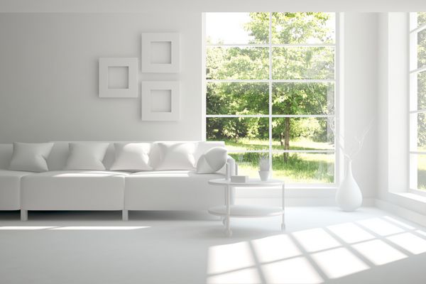اتاق سفید با مبل و منظره سبز در پنجره طراحی داخلی اسکاندیناوی تصویر سه بعدی