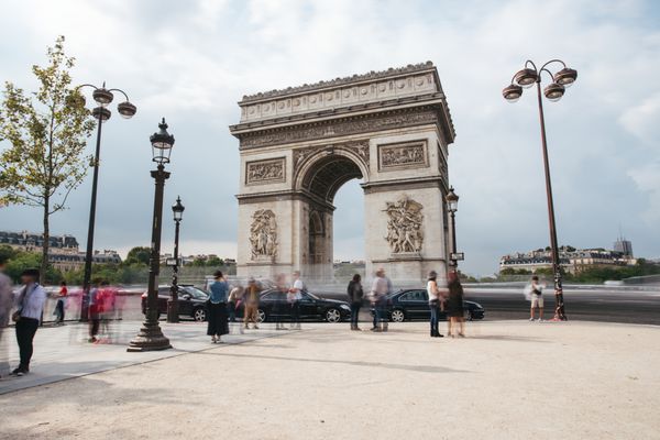طاق نصرت پاریس فرانسه مشاهده pl چارلز دوگل نقطه عطف معروف معماری توریستی در شب تابستان بنای یادبود پیروزی ناپلئون نماد شکوه فرانسه میراث تاریخی جهانی پررنگ