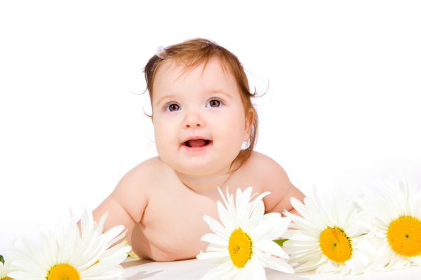 دختر بچه شیرین با گل های بابونه