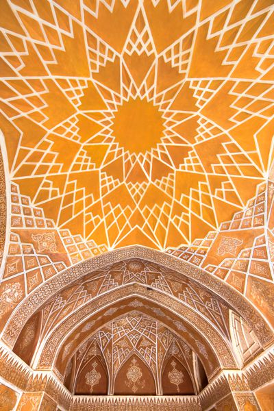کاشان ایران - 9 دسامبر 2015 سقف زیبای خانه تاریخی عامری ایران کاشان