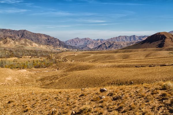 کوه های نزدیک روستای ابیانه در بخش مرکزی ایران میراث جهانی یونسکو