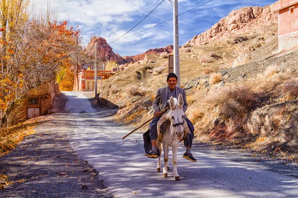 ابیانه ایران - 15 نوامبر 2016 مردی در حال مسافرت سوار بر الاغ در روستای ابیانه