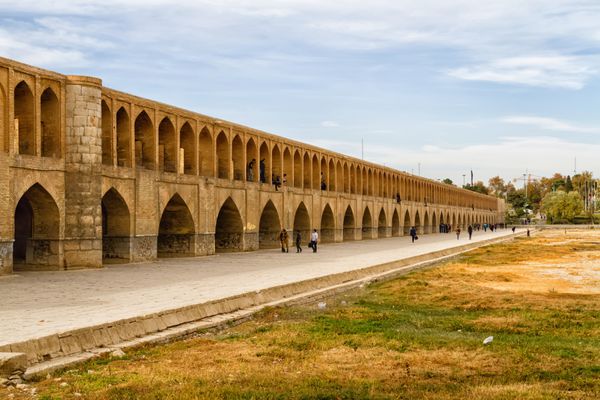 پل الله وردی خان سی و سه پل پل باستانی در اصفهان یا اصفهان ایران خاورمیانه آسیا بستر رودخانه به دلیل وجود سد خشک است پل دارای 23 طاق 133 متر طول و 12 متر عرض است