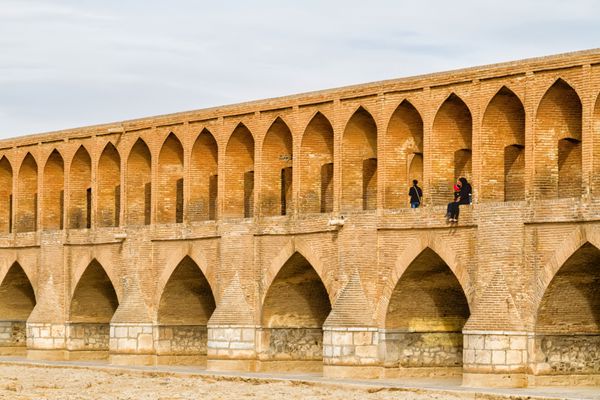 پل الله وردی خان سی و سه پل پل باستانی در اصفهان یا اصفهان ایران خاورمیانه آسیا بستر رودخانه به دلیل وجود سد خشک است پل دارای 23 طاق 133 متر طول و 12 متر عرض است