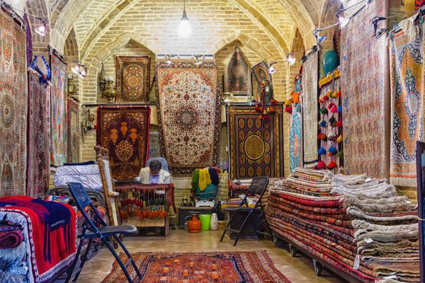 شیراز ایران - 29 آبان 1395 فروشگاه فرش سنتی ایرانی در بازار وکیل شیراز ایران بازار وکیل مهمترین جاذبه گردشگری شیراز است