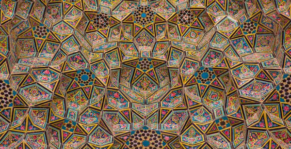 شیراز ایران - 26 آوریل 2015 مسجد نصیرالملک در شیراز ایران که در فرهنگ عامه به نام مسجد صورتی نیز نامیده می شود در سال 1888 ساخته شد و در فارسی به مسجد نصیر الملک معروف است