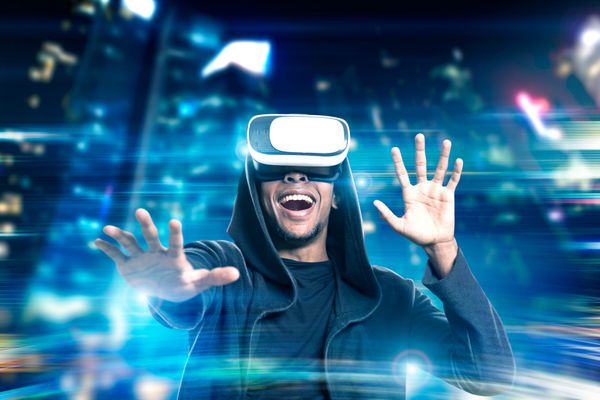 پرتره یک مرد آفریقایی آمریکایی هیجان زده در عینک واقعیت مجازی یک بازی در یک شهر شبانه تصویر رنگ آمیزی شده قرارگیری مجدد در معرض ویروس