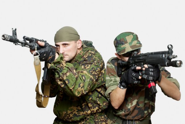 پرتره سربازان با تفنگ های تهاجمی خودکار