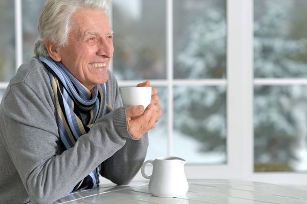 مرد بالغ در حال نوشیدن قهوه