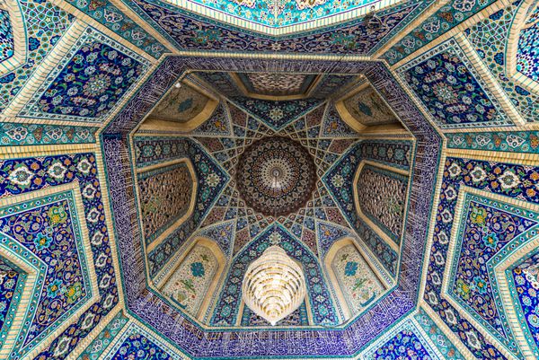 شیراز ایران - 23 اکتبر 2016 سقف ورودی اصلی مسجد و مقبره شاه چراغ در شهر شیراز در ایران