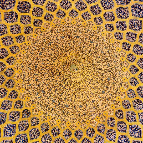 اصفهان ایران - 29 آوریل 2015 فضای داخلی گنبد و تالار مرکزی مسجد شیخ لطف الله به سبک ایرانی این مسجد در سال 1619 ساخته شد و اکنون در فهرست میراث جهانی یونسکو قرار دارد