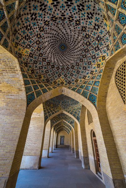 شیراز ایران - 23 اکتبر 2016 زیور آلات در مسجد نصیر الملک مسجد صورتی در شهر شیراز در ایران