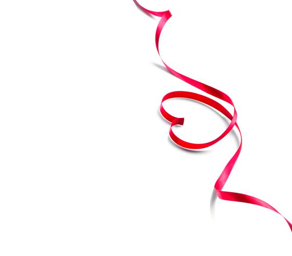 قلب روبان هدیه ساتن به شکل قلب قرمز زیبا که روی سفید جدا شده است طراحی حاشیه روز قاب روبان ابریشم قرمز منحنی است