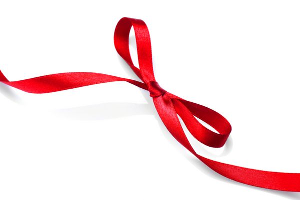 کمان نوار قرمز هدیه روبان هدیه ساتن قرمز زیبا که روی سفید جدا شده است طراحی حاشیه روز منحنی های روبان ابریشم قرمز