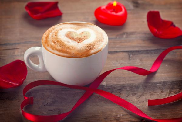 قهوه روز با قلب روی فوم نقاشی قلب روی قهوه لاته آرت مفهوم عشق پس زمینه عاشقانه
