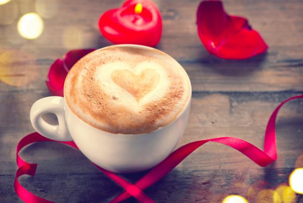 قهوه روز با قلب روی فوم نقاشی قلب روی قهوه لاته آرت مفهوم عشق پس زمینه عاشقانه