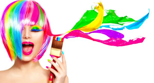 مفهوم طنز موهای رنگ شده زن مدل زیبایی که موهایش را با رنگ های روشن رنگارنگ رنگ می کند دختر شاد بامزه با قلم مو و پاشش رنگارنگ جدا شده در زمینه سفید