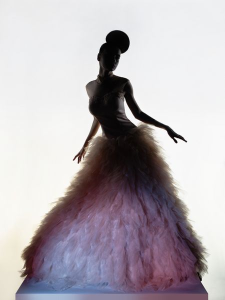 عکس استودیوی مد هنری از زن زیبا با لباس شب لوکس ترسیم سایه و نور جلوه های نور و رنگ سبک مد
