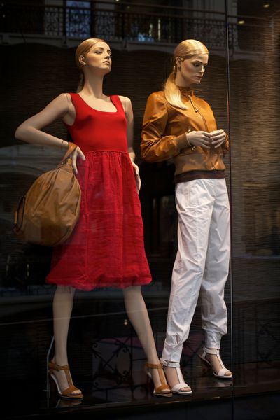 مانکن ها در مغازه لباس فروشی بدون نام تجاری یا حق چاپ