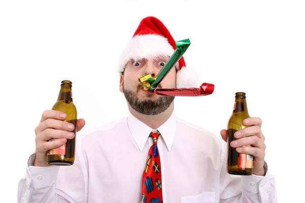 مردی با دو بطری خالی کلاه بابا نوئل و 3 دستگاه صدا در دهانش s روی سفید