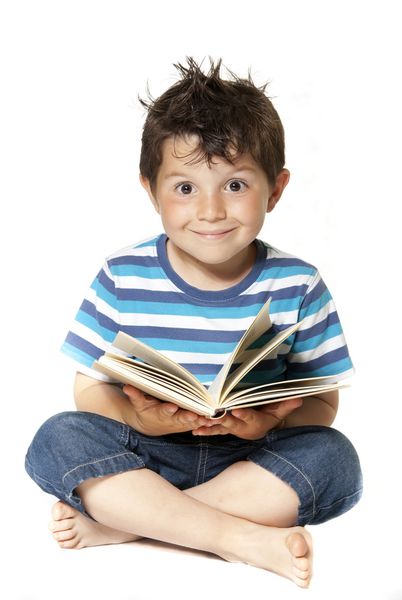 کودک دوست داشتنی در حال خواندن کتاب