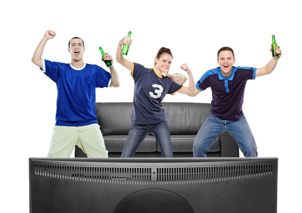سه طرفدار ورزش در حال تماشای تلویزیون در پس زمینه سفید