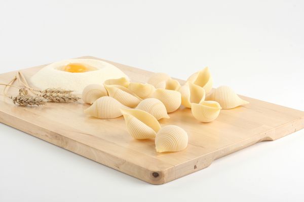 پاستا سنتی ایتالیایی که با آرد و تخم مرغ درست می شود