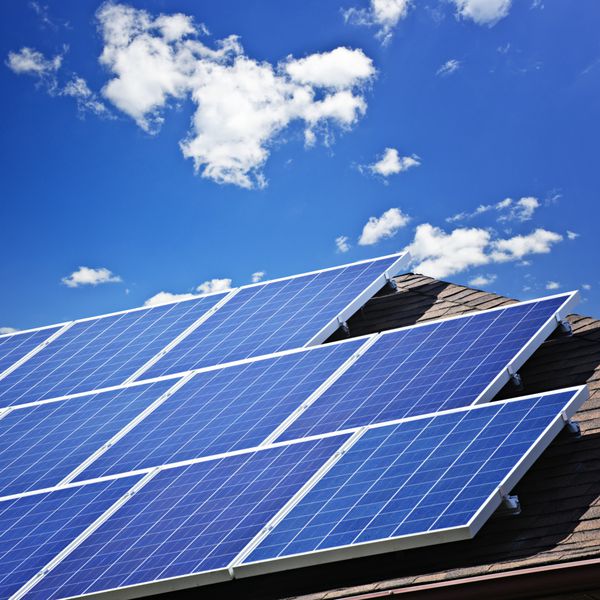 مجموعه ای از پانل های خورشیدی پوولتائیک انرژی جایگزین روی پشت بام