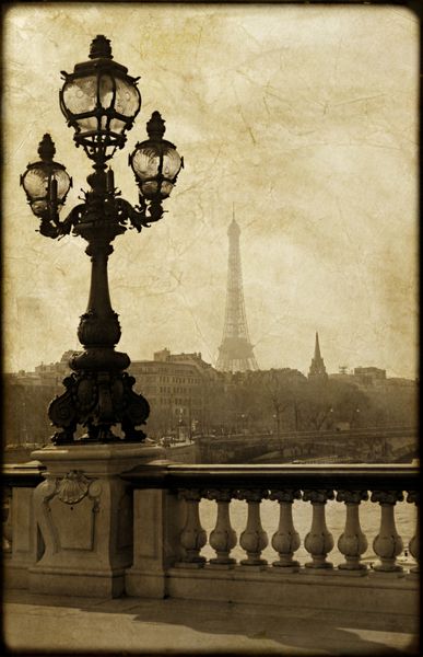 تیر چراغ قدیمی روی پل الکساندر سوم در پاریس فرانسه