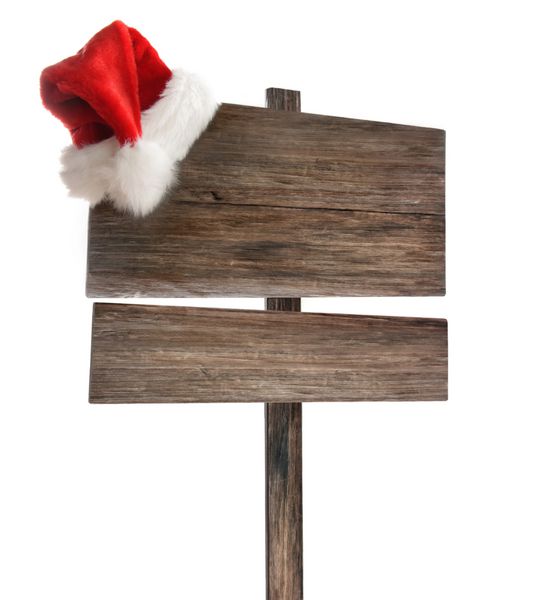 تابلوی چوبی فرسوده با کلاه بابا نوئل در زمینه سفید
