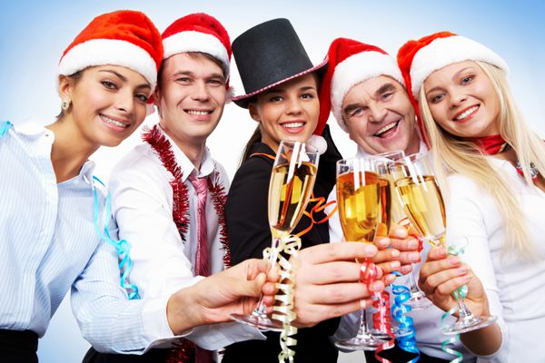 پرتره همکاران باهوش با فلوت های شامپاین که کریسمس را برای شما تبریک می گوید