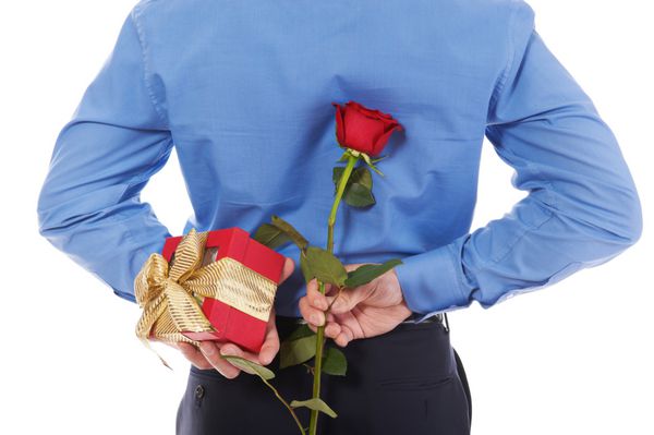 مردی با جعبه هدیه و گل رز جدا شده در زمینه سفید