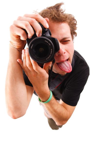 یک مرد جوان در حال عکسبرداری خنده دار کردن f