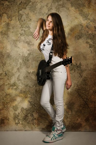 دختر نوجوان با گیتار الکتریک