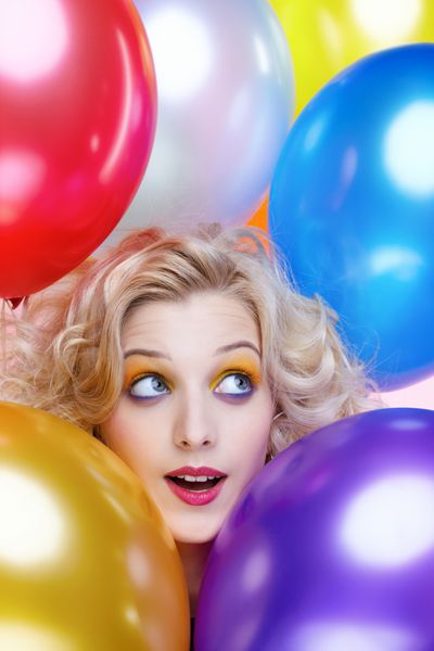 پرتره دختر زیبا رویایی با بادکنک در حال جشن تولد