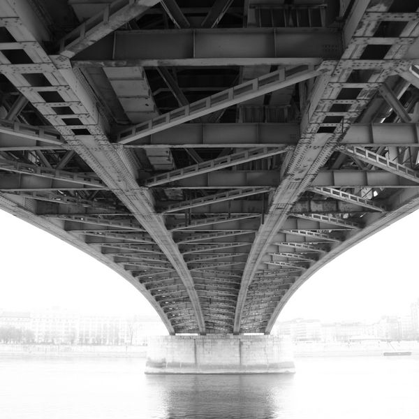 پو سیاه و سفید از ساختار فولادی انتزاعی از زیر پل