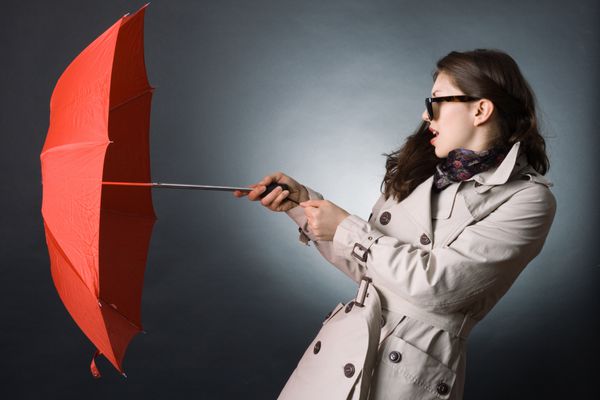 زن جوان زیبا با یک چتر